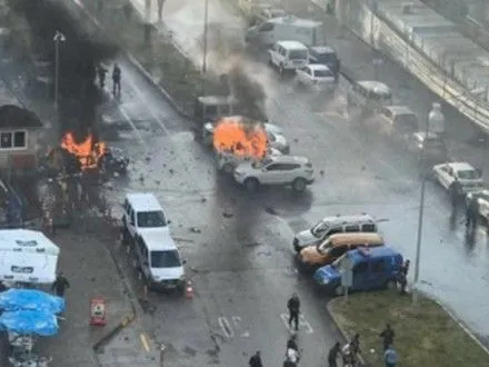Полицейский и сотрудник суда погибли при взрыве в Измире