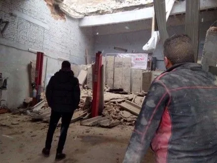 Потолок и стена СТО во Львове обвалились на иномарку