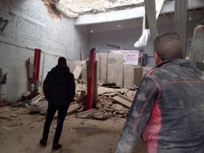 Потолок и стена СТО во Львове обвалились на иномарку
