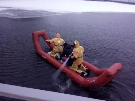 Спасатели спасли рыбака возле Московского моста в Киеве