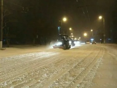 Комунальна техніка розчищатиме від снігу дороги у Кропивницькому впродовж усієї ночі