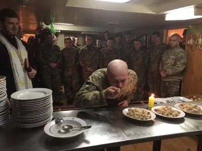 Военные моряки пели колядки и попробовали освященный рождественский ужин