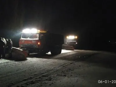 В Николаевской области со снежной непогодой борются 64 единицы спецтехники и 78 дорожных работников
