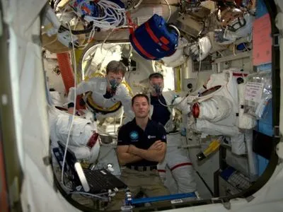 Астронавт показал, как его коллеги готовятся к выходу в открытый космос