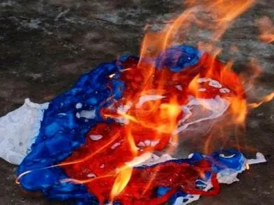 Невідомий у Севастополі спробував спалити російський прапор