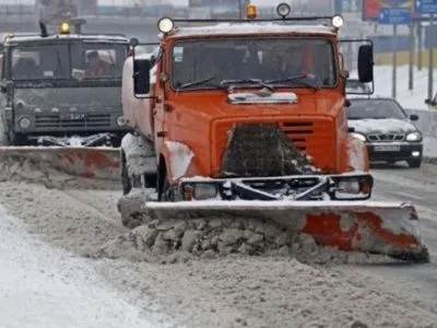 Для розчищення автошляхів в Україні було залучено більше 900 одиниць техніки