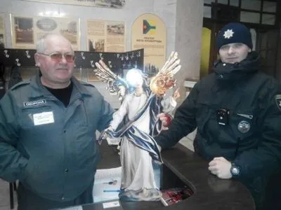 Мужчина похитил ангела с праздничного вертепа в Кропивницком
