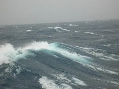 Штормовое предупреждение объявили в акватории Черного моря