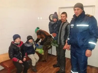 На заснеженной трассе под Николаевом бойцы ГСЧС спасли 4 детей