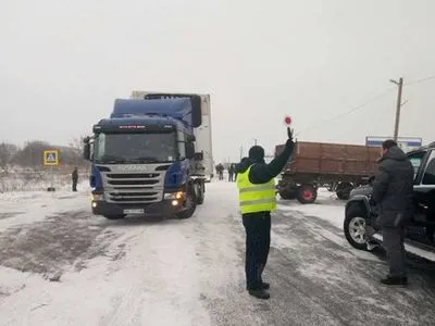 Николаевские спасатели во время снежной непогоды оказали помощь беременной женщине и 17 детям