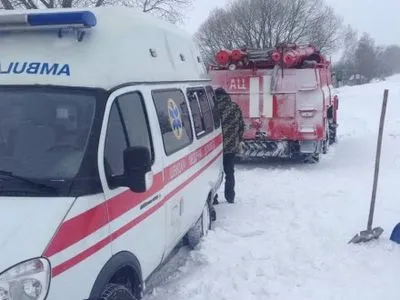 Рятувальники на Чернігівщині вивільнили зі снігового замету автомобіль швидкої допомоги