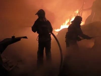 Крупный пожар произошел на мебельном цехе в Чернигове