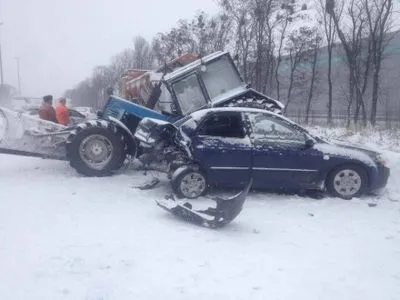 ДТП с участием двух автомобилей и снегоуборочной техники произошло в Киевской области