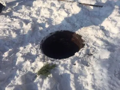 Малолетняя девочка вместе с собакой упала в канализационный люк в Николаеве