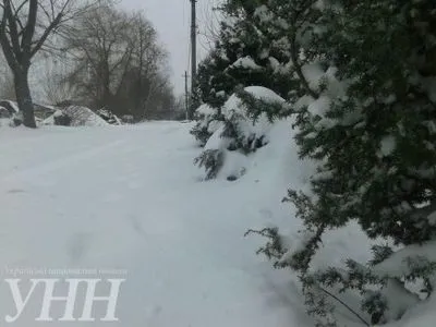 Україну замело снігом