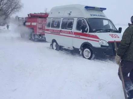 За добу на Хмельниччині рятувальники витягли з заметів 15 автівок