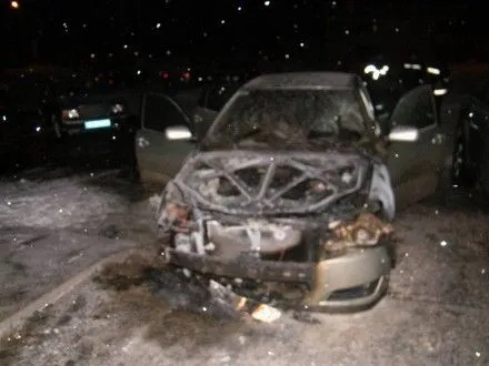 Зловмисники в Миколаєві намагалися вчинити масовий підпал авто
