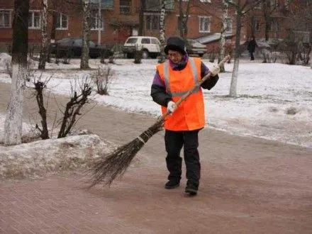 Майже 250 двірників вийшли на розчистку територій від снігу у Кропивницькому