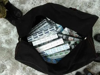В КПВВ "Новотроицкое" пограничники обнаружили партию табачных изделий