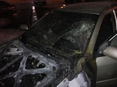 Миколаївські рятувальники ліквідували пожежу автомобіля та не допустили перекидання вогню
