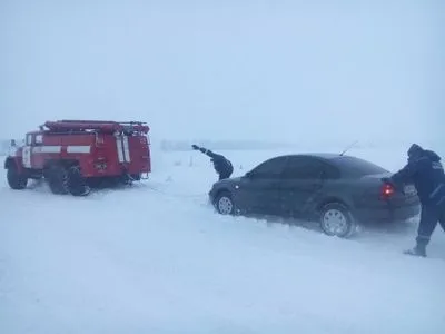 Спасатели освободили из снежных заносов 24 автомобиля в Кировоградской области