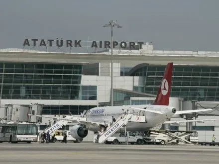 Через сильний снігопад у Стамбульському аеропорту відмінено більше 200 рейсів