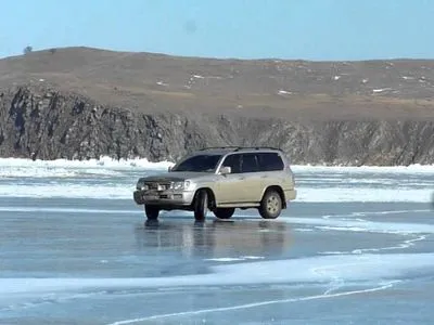 В Днепре два автомобиля провалились под лед