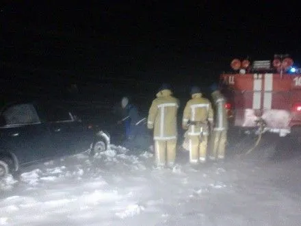 Рятувальники Хмельниччини за добу звільнили зі снігової пастки 164 автомобілі і 545 людей