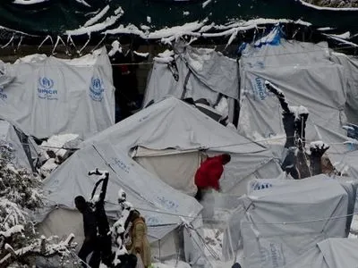 В Греции засыпало снегом палатки, где поселились тысячи беженцев