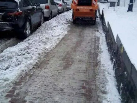 До прибирання снігу у столиці залучено 262 одиниці техніки – Київавтодор