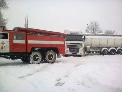 Спасатели вытащили "скорую" из снежного заноса в Днепропетровской области
