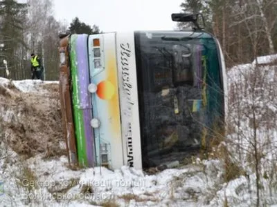 Автобус съехал в кювет и перевернулся в Волынской области