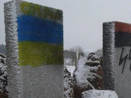 Во Львовской области разыскивают вандалов, которые повредили памятник погибшим полякам
