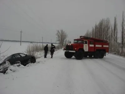 За минулу добу запорізькі рятувальники чотири рази діставали автомобілі зі снігу