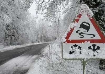 За сутки на дорогах Украины пострадали 75 человек из-за непогоды