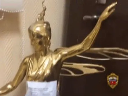 Мужчина похитил позолоченную статую для своей девушки в московском парке