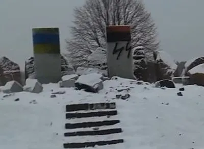В Институте нацпамяти назвали провокацией уничтожение памятника полякам во Львовской области