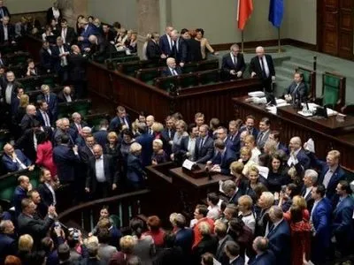 Польский Сенат одобрил скандальный бюджет, протест оппозиции в Сейме продолжается