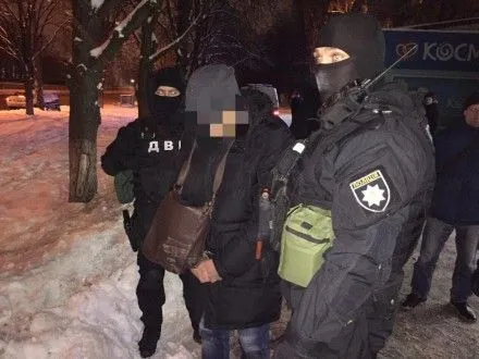 Прокуратура Киева разоблачила полицейского на взятке в 3500 долларов США
