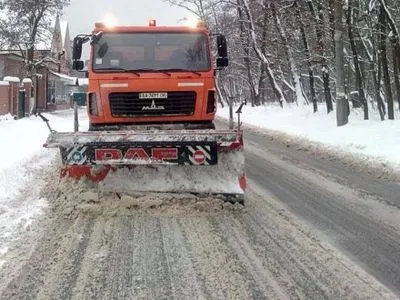 До прибирання снігу в Києві залучено більше 250 одиниць техніки