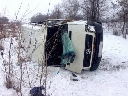 Четыре человека пострадали в Луганской области в результате переворачивания микроавтобуса