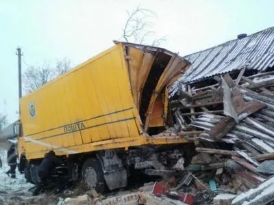 Водитель грузовика въехал в дом в Житомирской области