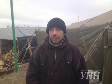 С прошлого года на КПВВ "Гнутово" начал жить коренной киевлянин в палатке для обогрева