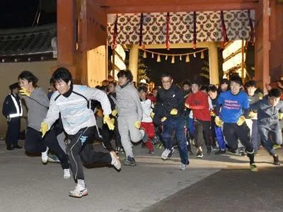 В Японии состоялся ежегодный забег счастливых людей