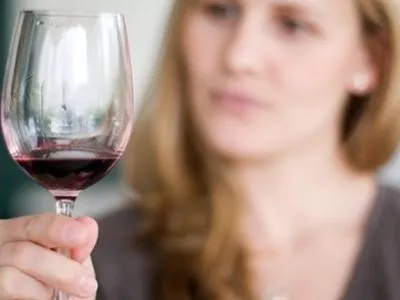 Алкоголь повышает риск развития рака у женщин - ученые