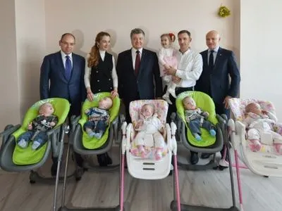Президент подарил автомобиль родителям пятерни в Одесской области