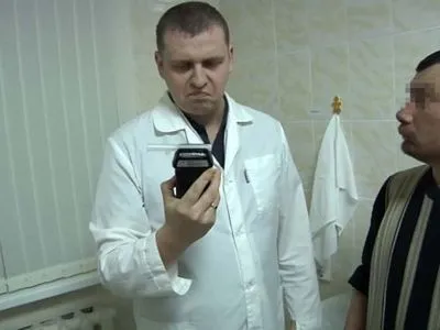 В Челябинске мужчина дыханием сломал алкотестер - СМИ