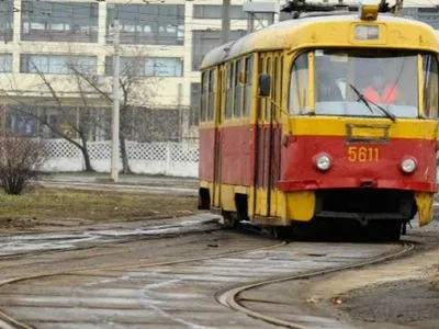 В Киеве сошел с рельсов трамвай, движение остановилось на час