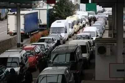 На кордоні з Польщею у чергах застрягли майже 400 автомобілів
