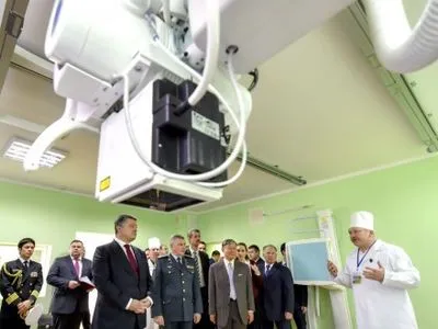 П.Порошенко: в военных госпиталях будет оборудование как в больницах для топ-чиновников